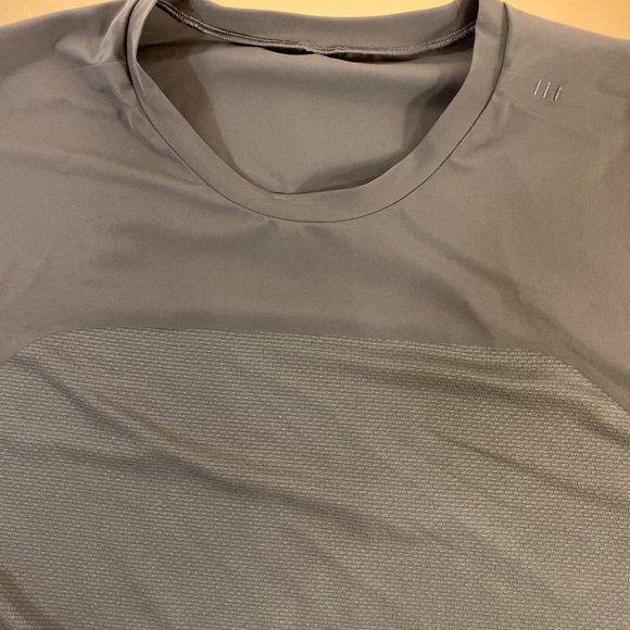 Lululemon workout T-shirt - Picture 4 of 5